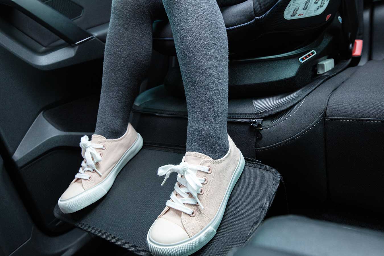 Защитная накладка для автомобильного сиденья с подножкой FeetUp. Фото №9