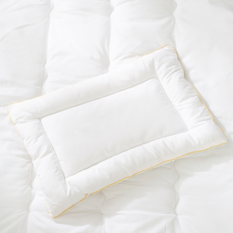Комплект в детскую кровать, белый: стеганое одеяло 100х135 см, подушка 40х60 см. Фото №3
