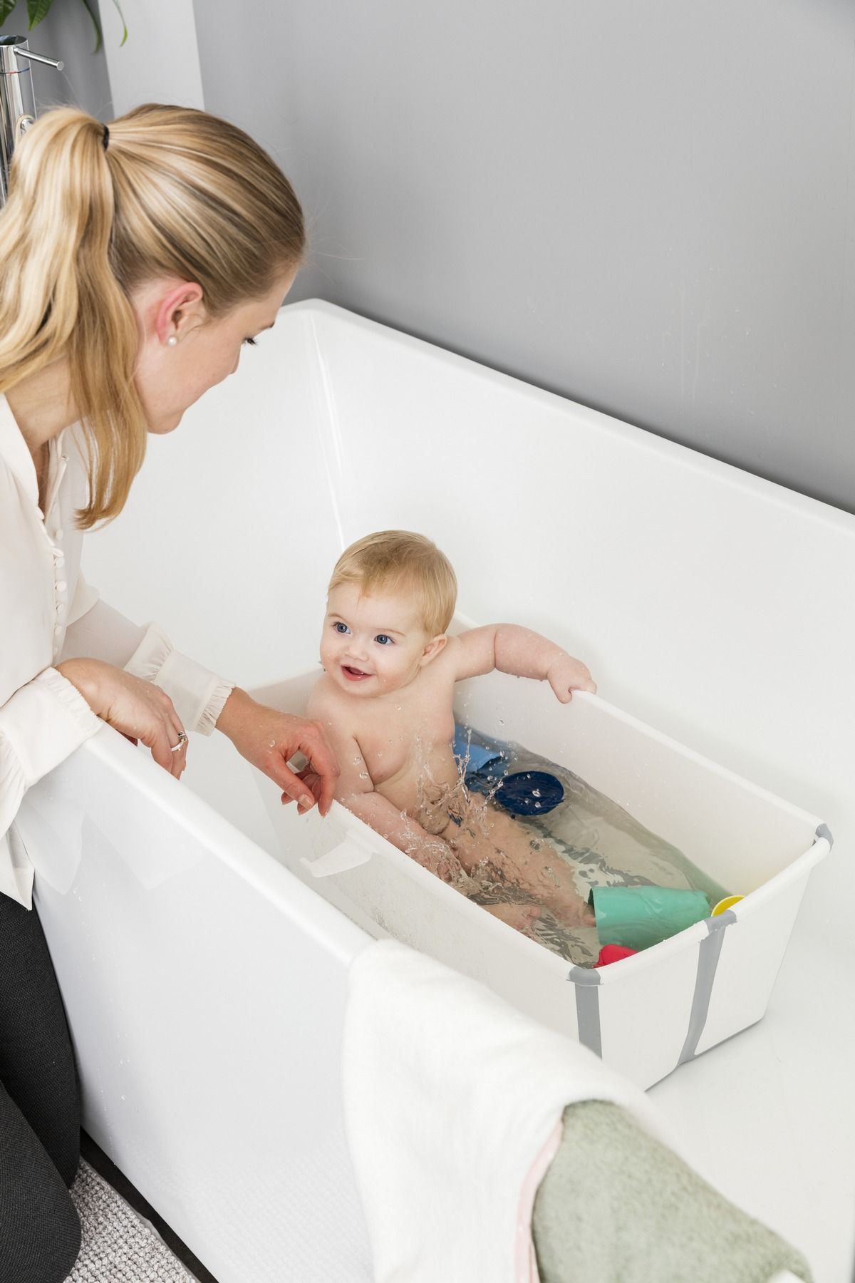 Stokke FLEXI BATH Складная ванночка с термочувствительной пробкой, Белый. Фото №3