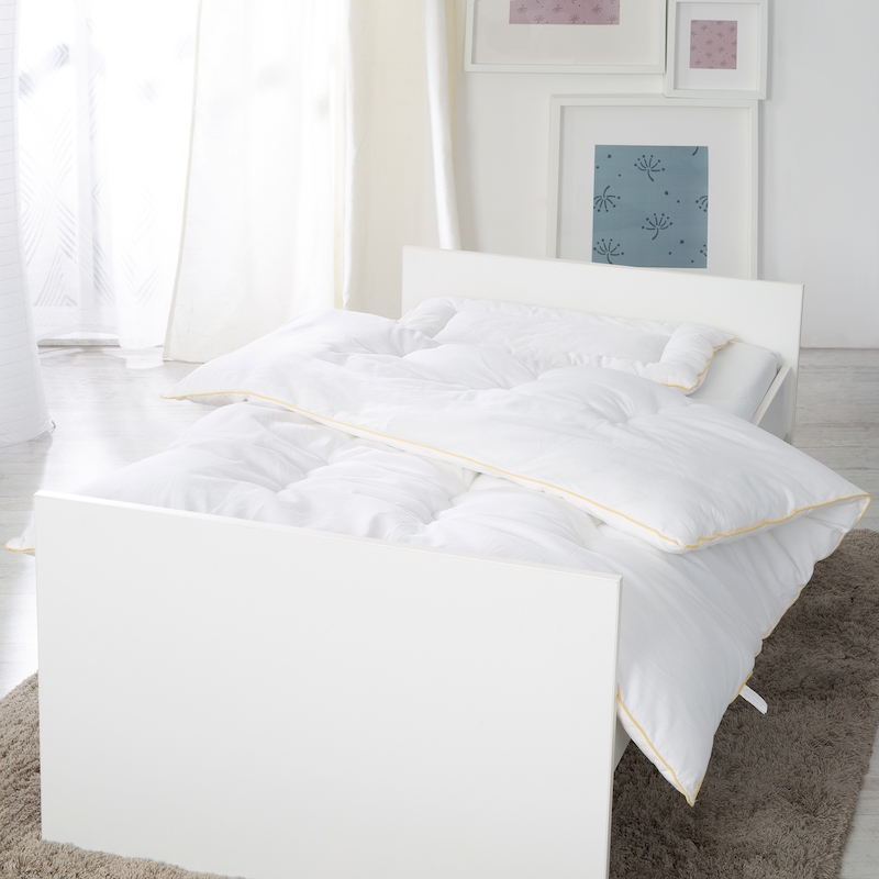 Комплект в детскую кровать, белый: стеганое одеяло 100х135 см, подушка 40х60 см. Фото №2