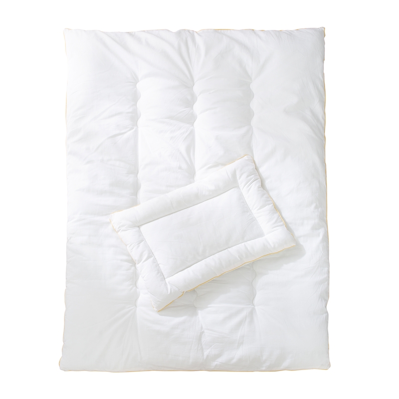 Комплект в детскую кровать, белый: стеганое одеяло 100х135 см, подушка 40х60 см. Фото №1